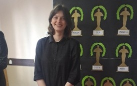 Zdjęcie absolwentki internatu na czerwonym dywanie