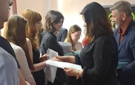 Kierownik internatu i dyrekcja Zespołu Szk&oacute;ł Nr 1 żegna absolwent&oacute;w.