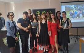 Wsp&oacute;lne zdjęcie absolwent&oacute;w internatu, wychowawc&oacute;w i dyrekcji Zespołu Szk&oacute;ł Nr 1